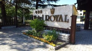 Exterior detail - Hotel Royal (Garda)