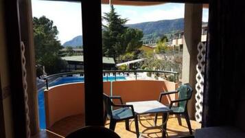 Coffres-forts dans les chambres, bureau, draps fournis