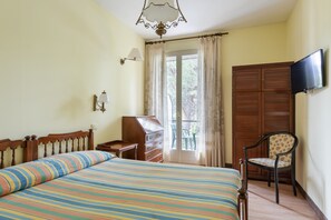 Dobbelt- eller tomannsrom – økonomi | Safe på rommet, skrivebord og sengetøy