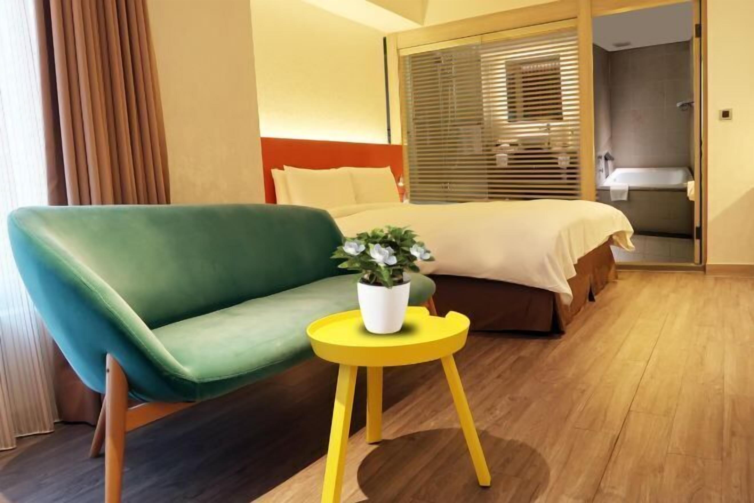 Minibar, coffres-forts dans les chambres, rideaux occultants