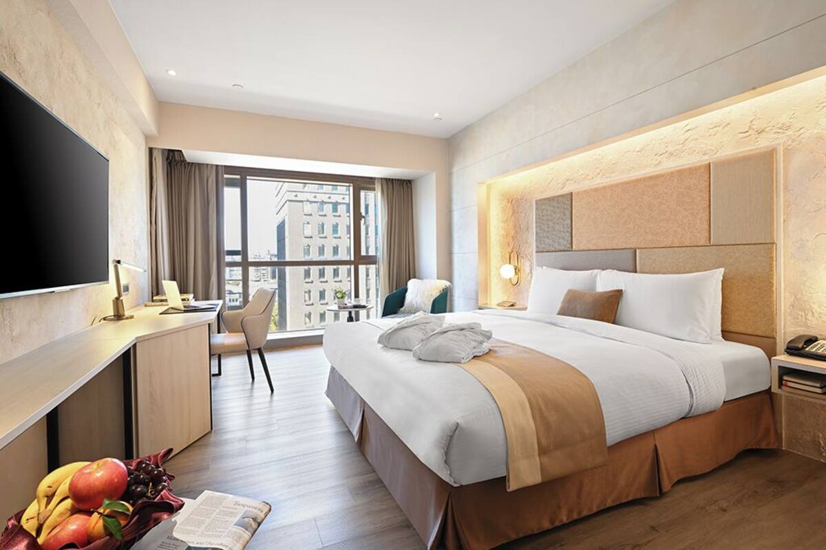 Rom – deluxe, 1 kingsize-seng | Minibar, safe på rommet, blendingsgardiner og lydisolert