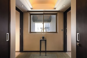 Minibar, caja de seguridad en la habitación y cortinas blackout