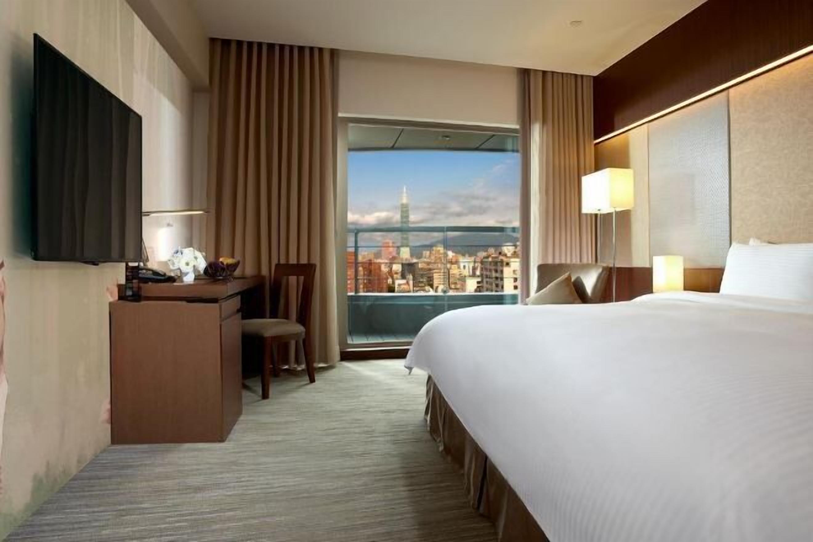 Minibar, coffres-forts dans les chambres, rideaux occultants