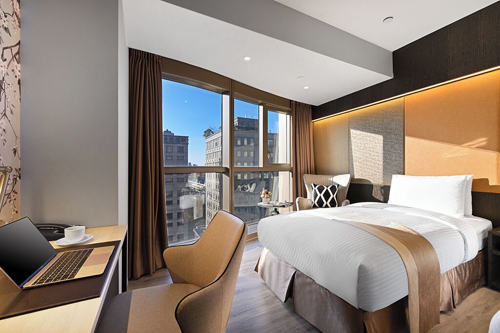 Deluxe Triple Room | Minibar, in-room safe, blackout drapes, soundproofing