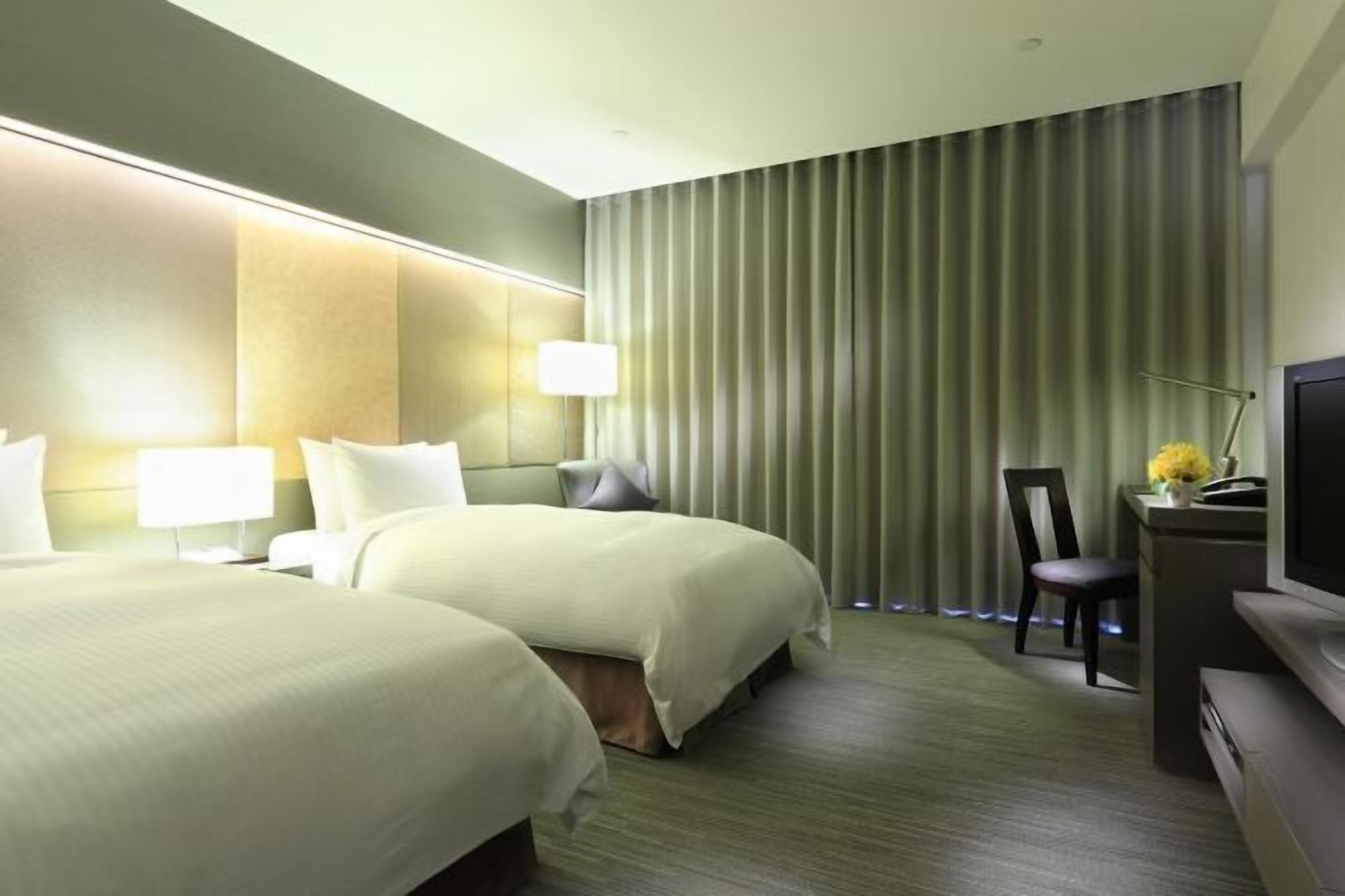 Minibar, coffres-forts dans les chambres, rideaux occultants