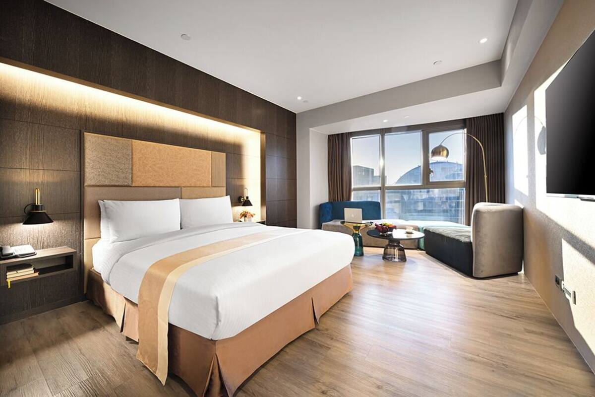 Rom – deluxe, 1 queensize-seng | Minibar, safe på rommet, blendingsgardiner og lydisolert