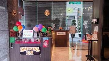 Restaurante SWENSENS com balcão, balões e suporte para cardápio.