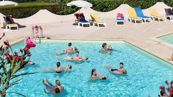 Piscine couverte, piscine extérieure, parasols de plage, chaises longues