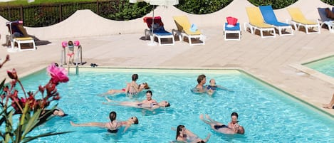 Piscine couverte, piscine extérieure, parasols de plage, chaises longues