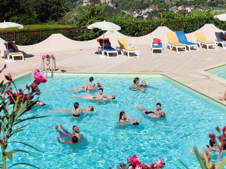 Piscina interna, piscina externa, guarda-sóis, espreguiçadeiras