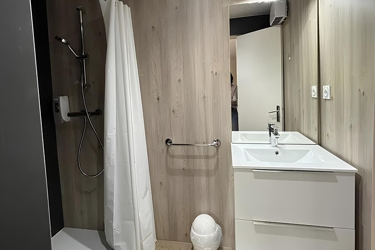 Un baño moderno con ducha, inodoro y lavabo.