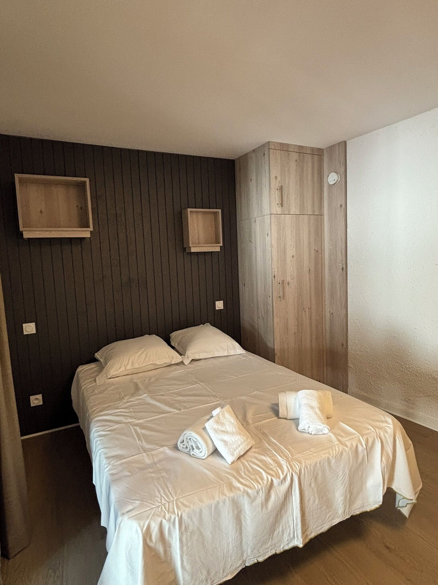 Lydisolert og sengetøy