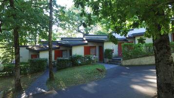 Un bâtiment de style japonais traditionnel, avec un chemin de pierre menant à l’entrée.