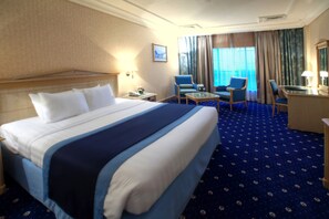 Minibar, caja de seguridad en la habitación y escritorio 