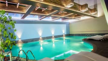 Piscine extérieure, chaises longues