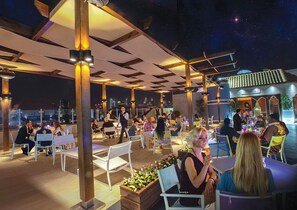 3 nhà hàng, phục vụ bữa sáng, bữa trưa, bữa tối, món Hoa