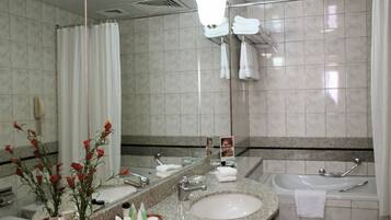 Ensemble douche/baignoire, articles de toilette gratuits, sĂšche-cheveux
