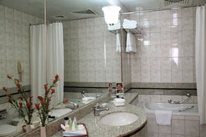 Vòi sen/bồn tắm kết hợp, đồ dùng nhà tắm miễn phí, máy sấy tóc 