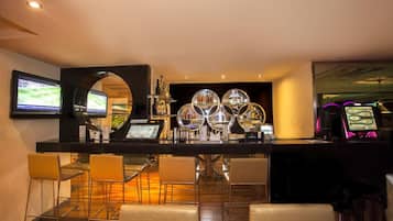 4 Bars/Lounges, Poolbar