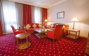 Minibar, caja de seguridad en la habitación y escritorio 