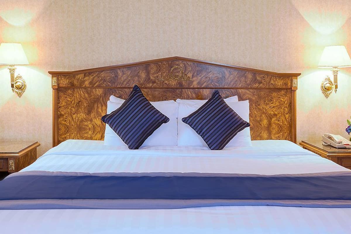 Standard Room | Minibar, in-room safe, desk, blackout curtains