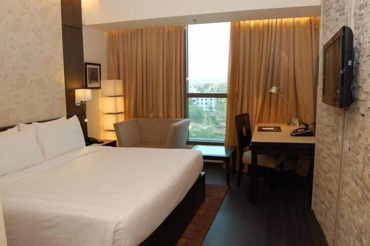 Standard Room, 1 King Bed | In-room safe, desk, iron/ironing board, WiFi (free)