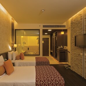 خزنة داخل الغرفة ومكتب ومكواة/لوح كي وواي فاي مجانًا