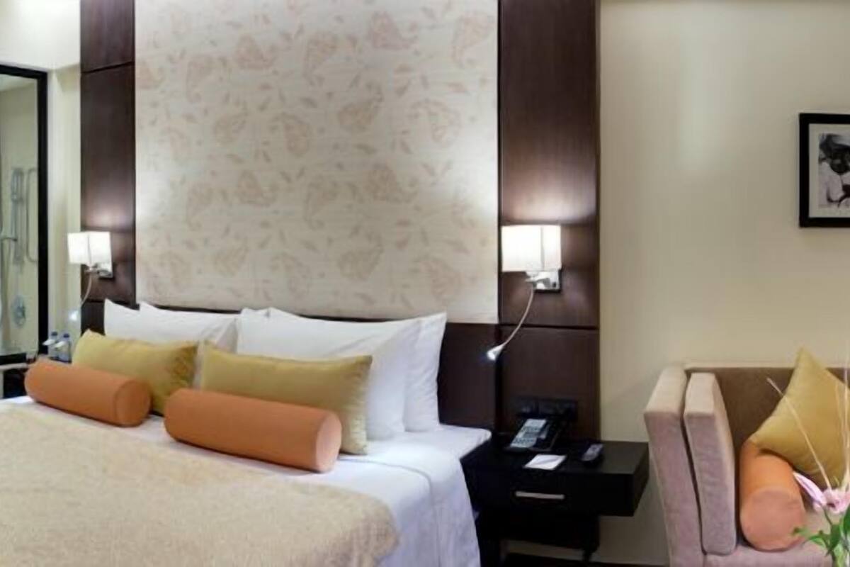 Club Room, 1 King Bed | In-room safe, desk, iron/ironing board, WiFi (free)