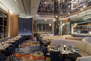 2 restaurantes; se sirven desayunos, comidas y cenas