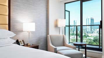 Rom, 1 kingsize-seng, balkong | Allergitestet sengetøy, safe på rommet og skrivebord