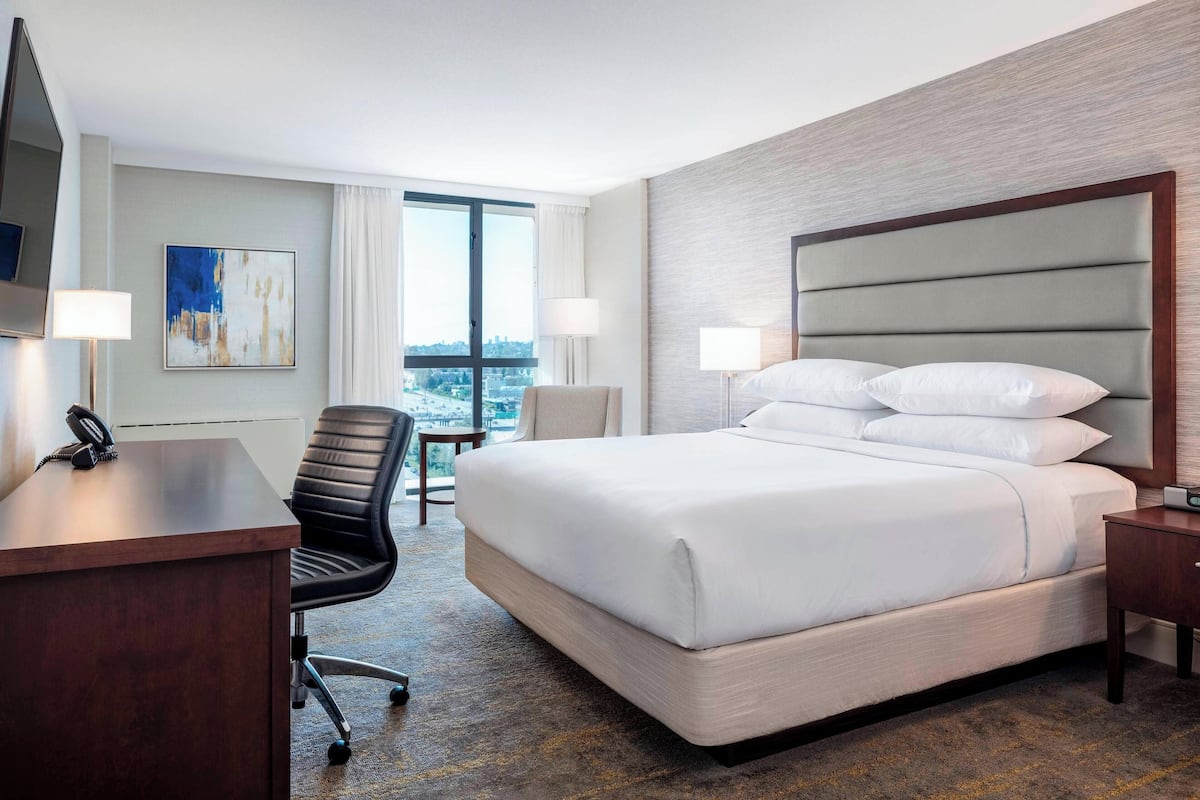 Hypo-allergenic bedding, in-room safe, desk, laptop workspace