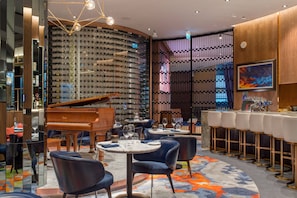 2 restaurants, breakfast served