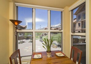 Kamar, 2 tempat tidur queen, non-smoking | Makan di kamar