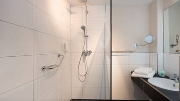 Zimmer | Badezimmer | Dusche, kostenlose Toilettenartikel, Haartrockner, Handtücher