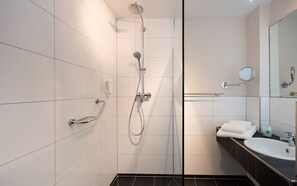 Chambre | Salle de bain | Douche, articles de toilette (gratuits), séchoir à cheveux