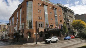A multi-story building with a prominent entrance labeled "PRINCIPAL DE ASTORIA."