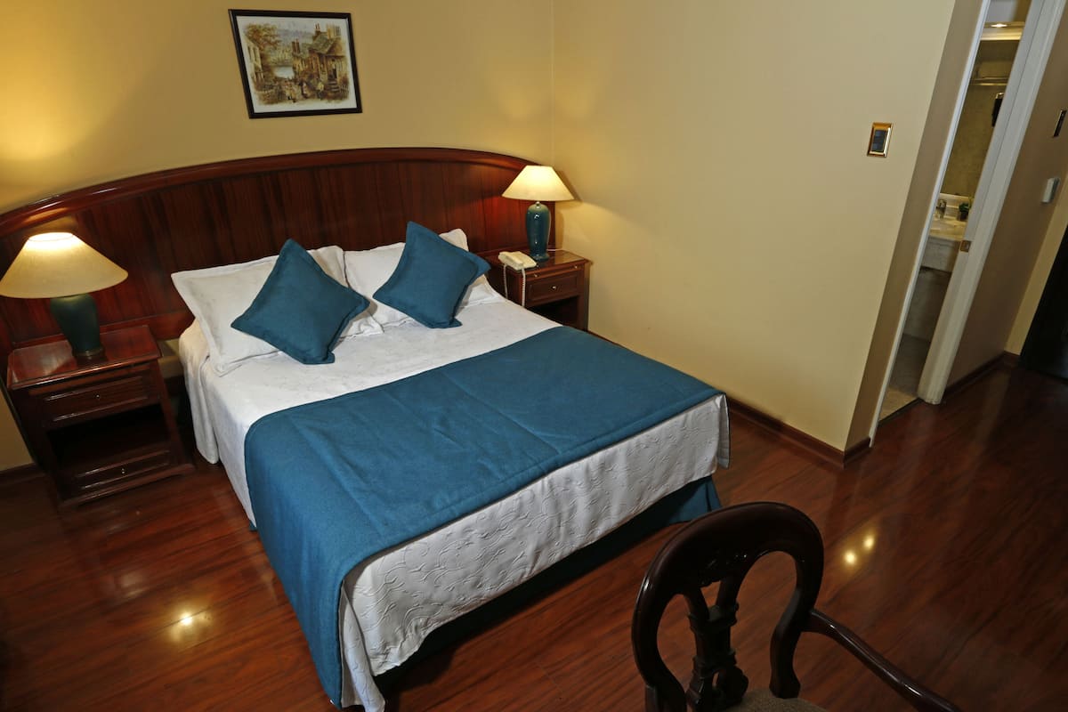 1 bedroom, hypo-allergenic bedding, minibar, in-room safe