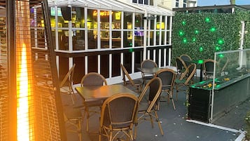 Breakfast and dinner served, al fresco dining