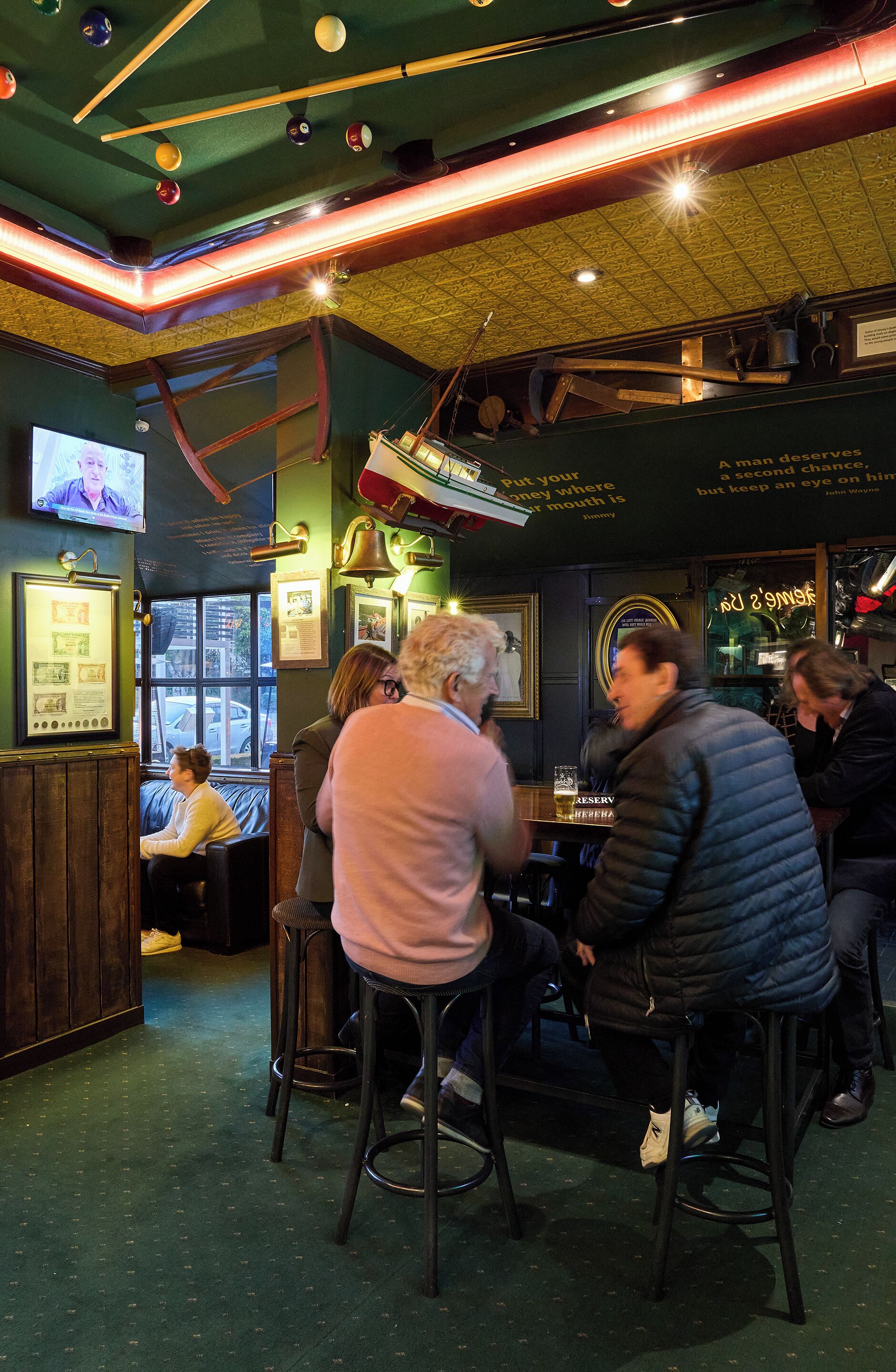 al fresco dining, serves dinner and happy hour