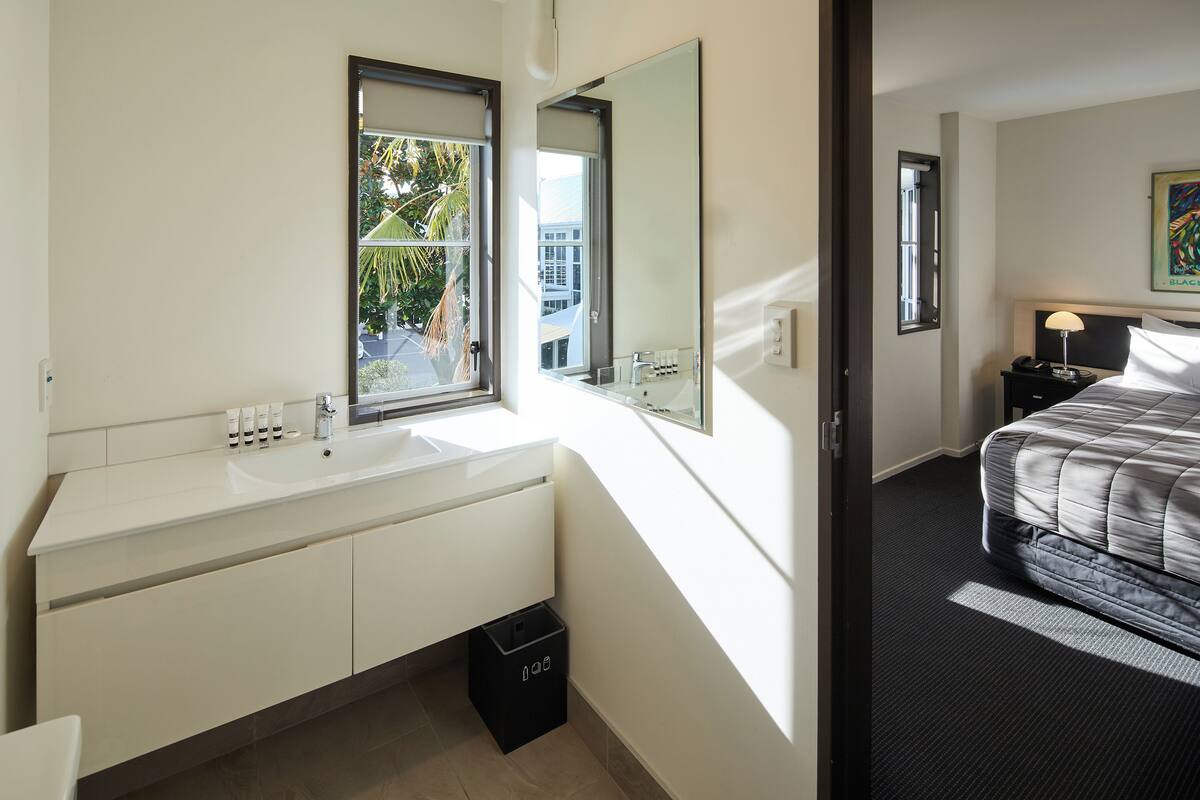 standard studio | bathroom | shower, free toiletries, hair dryer, towels