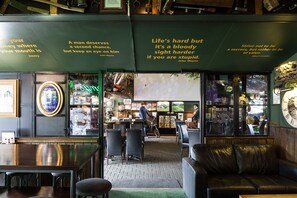 Alfresco dining, serves dinner and happy hour - Pavilions Hotel (Christchurch)