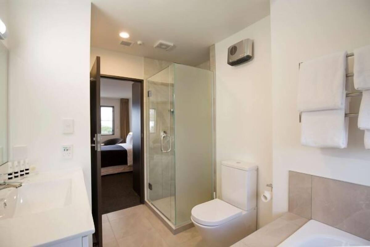 Kamar mandi | Shower, perlengkapan mandi gratis, pengering rambut, dan handuk