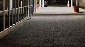 Ett entréområde med en triangulär valvöppning och en skylt ovanför.