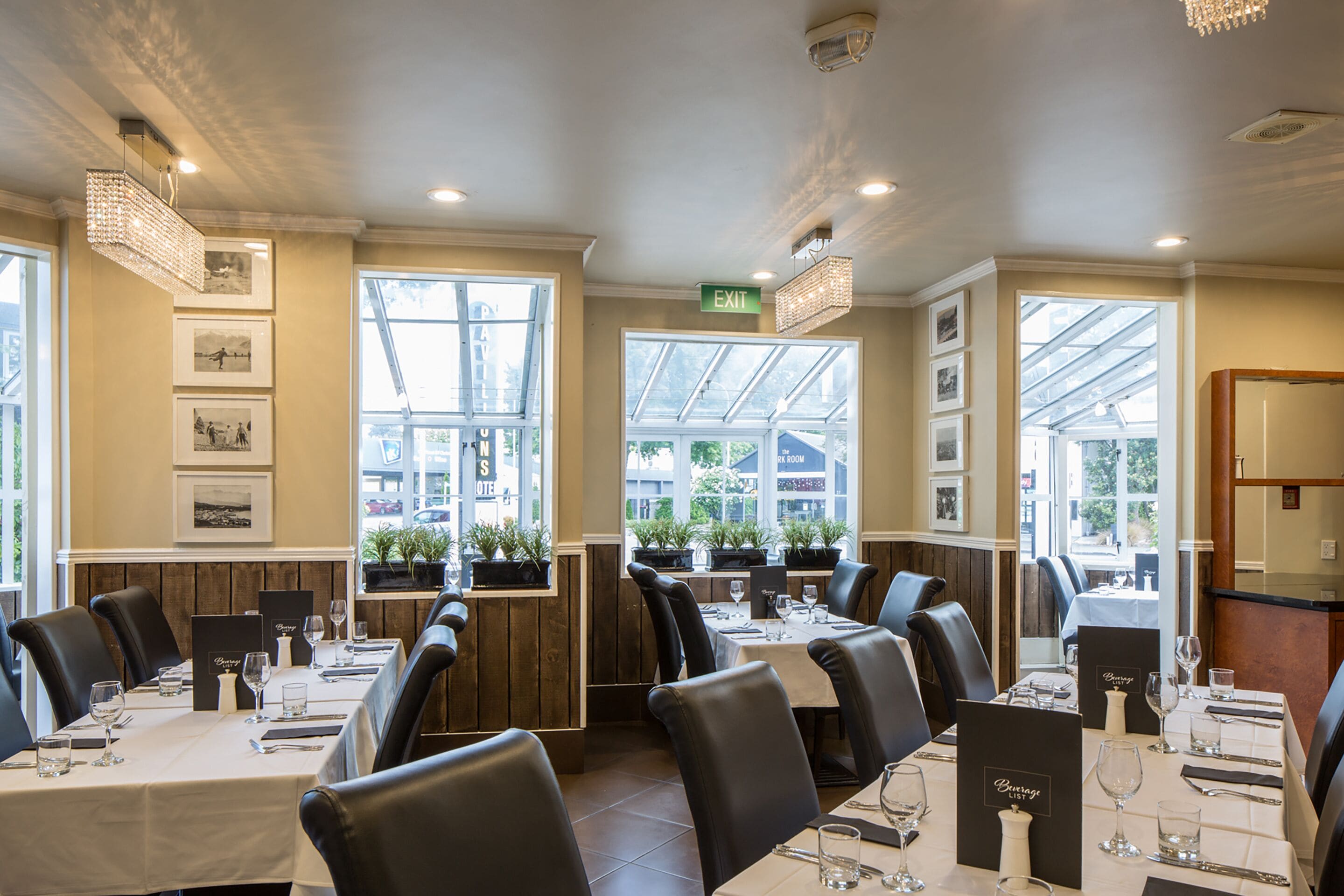 Se sirven desayunos y cenas, restaurante con mesas al aire libre 