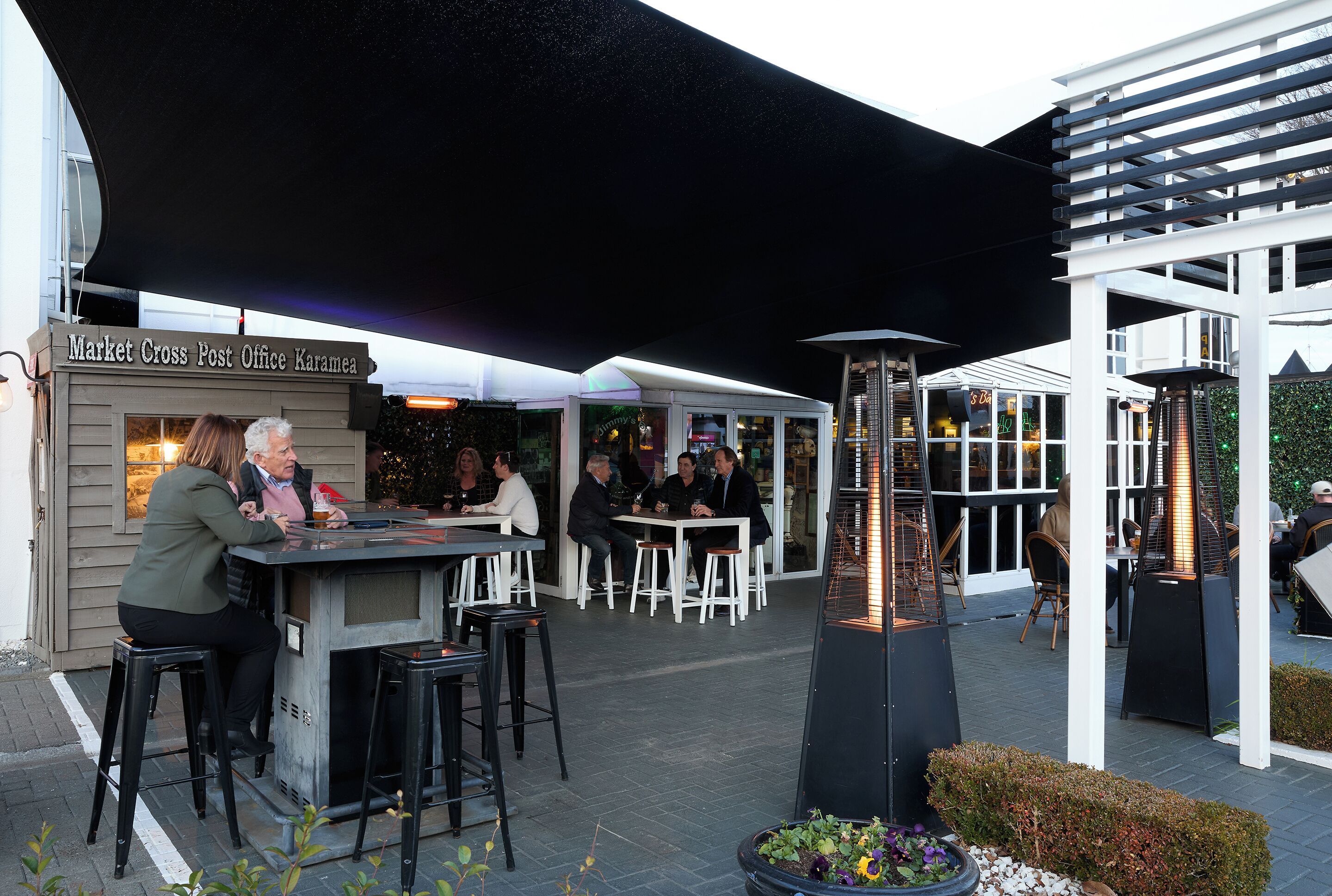 Se sirven desayunos y cenas, restaurante con mesas al aire libre 