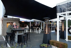 朝食、ディナーに営業 (屋外席)