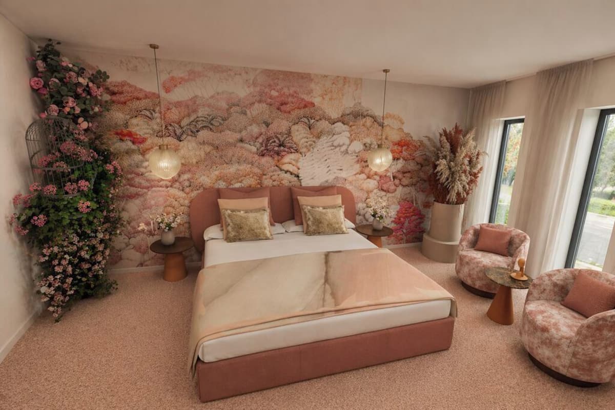 Une chambre avec un grand lit, deux tables de chevet, une chaise et un mur décoratif.
