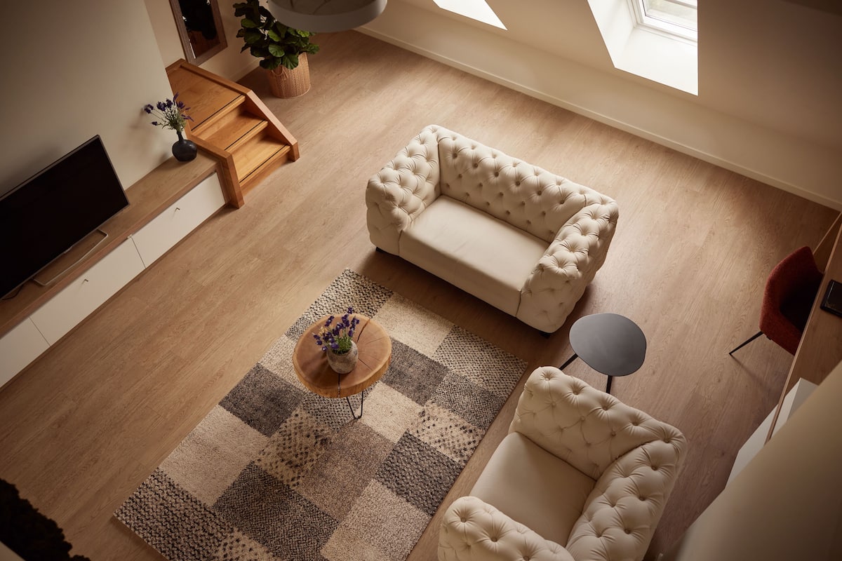 Un salon moderne avec un canapé, une table basse et un téléviseur.