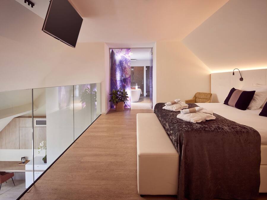 Premium bedding, free minibar, individually decorated, desk