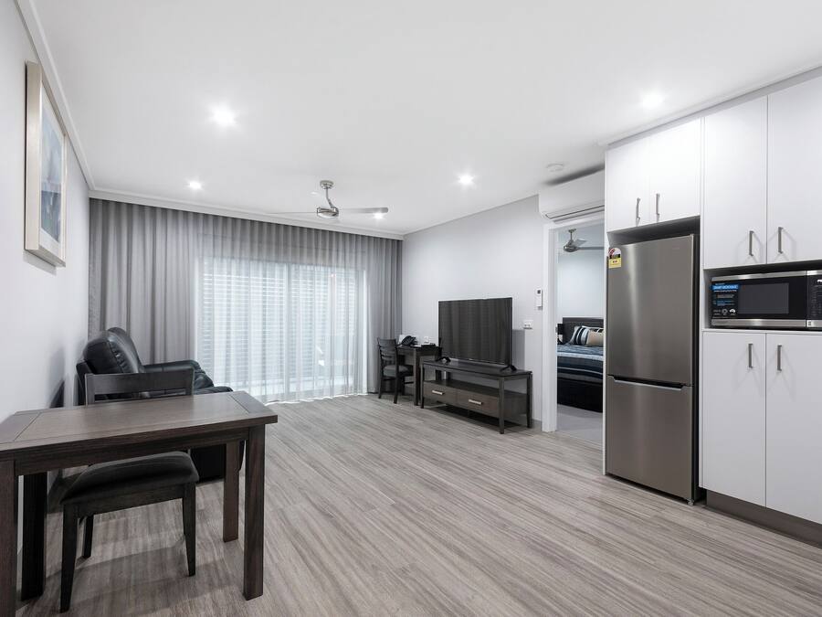 Lejlighed med 1 soveværelse | Opholdsområde | 40-tommers smart-tv med satellitkanaler